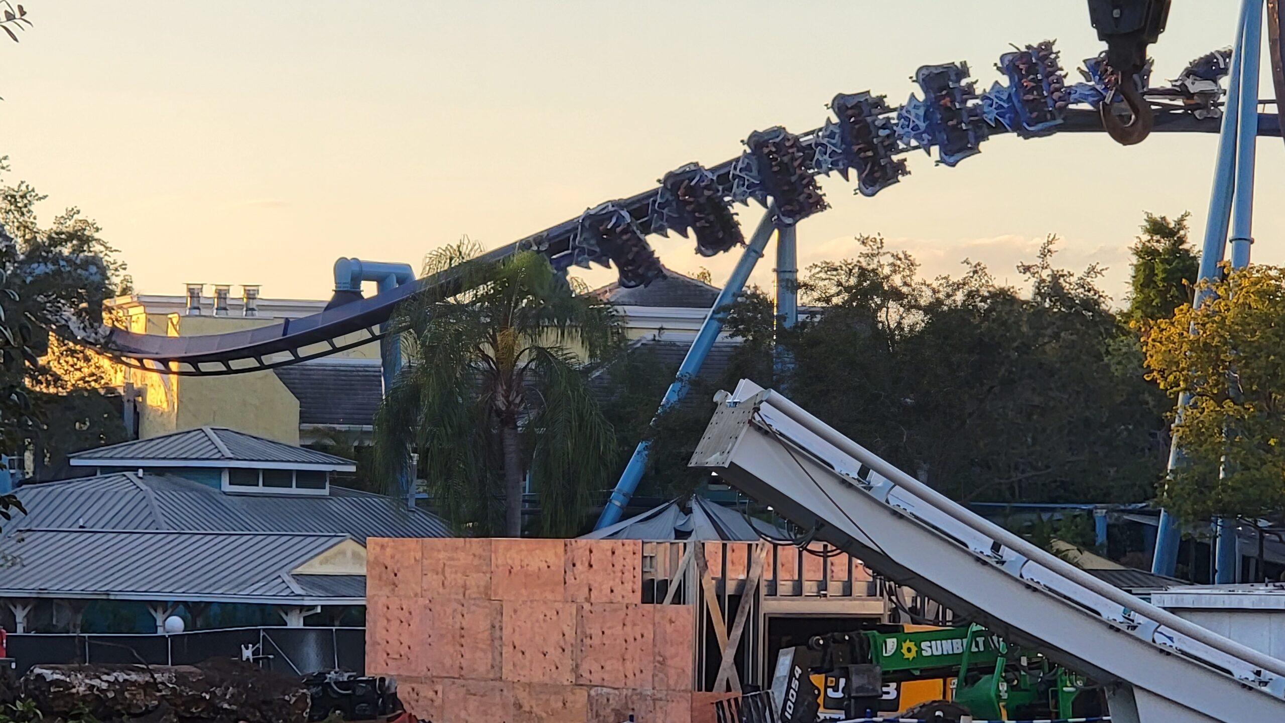 SeaWorld Orlando | Penguin Trek | Construction Update 11.10.23…IT’S GONE VERTICAL!