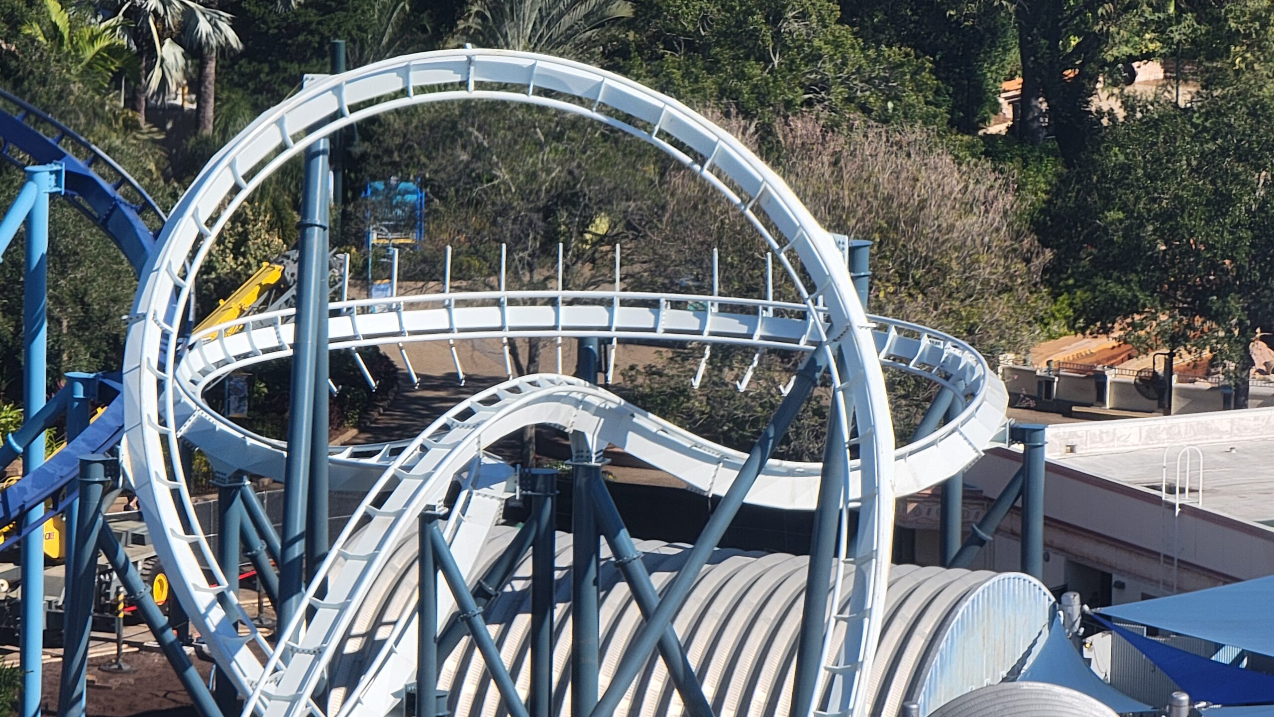 SeaWorld Orlando | Penguin Trek Roller Coaster | Construction Update 1.30.24 Final Track Piece In!